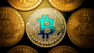 外盘头条：贝莱德加码押注AI股 比特币创新高 OpenAI收购AI初创企业io 特朗普政府接收卡塔尔赠送的飞机